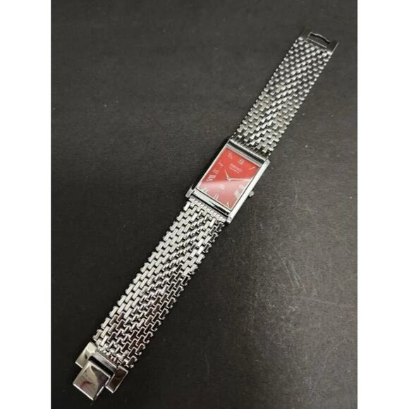 Vintage Style Seiko Quartz Mens Silver Watch & Red accents W/ Metal Strap - Picture 7 of 8